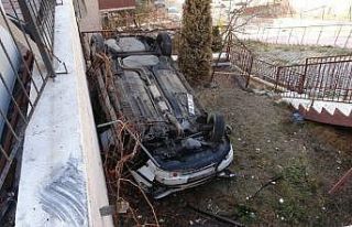 Başkent’te otomobil apartmanın bahçesine uçtu:...