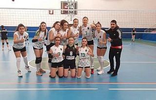 Bayan Voleybol takımı rakip tanımıyor