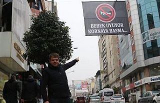 ‘Bebek uyuyor kornaya basma’ afişi ile korna...