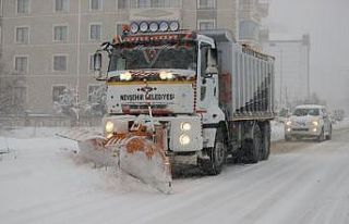 Belediye ekipleri karla mücadele çalışmalarını...