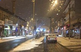 Belediye ekipleri yollarda buzlanma tehlikesine karşı...