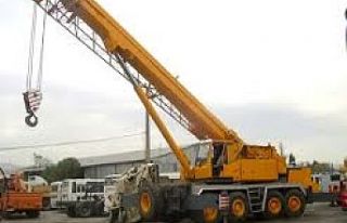 Beşiktaş’ta vinç üst geçide çarptı