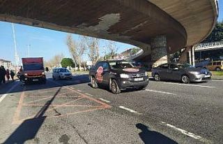 Beşiktaş’ta vinç üst geçide çarptı, sürücü...