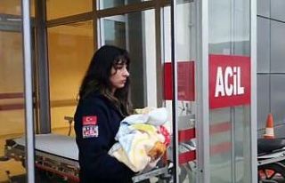 Bir aylık bebek 3 yaşındaki ağabeyinin kucağından...