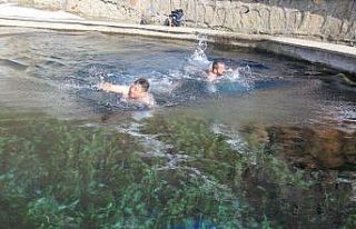 Bitlisliler eksi 10 derecede suya girdiler