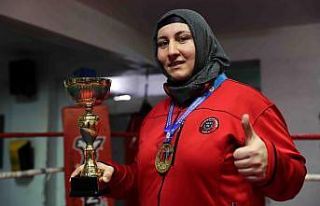 Boks eldivenleriyle ev hanımlarına örnek oldu