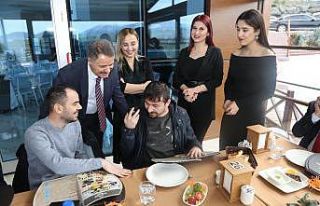 Braille alfabeli ve QR kodlu menü