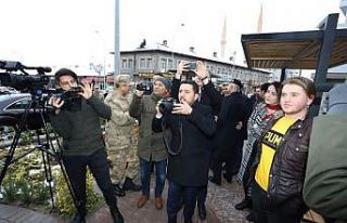 Bu kez Belediye Başkanı Arı, gazetecilerin fotoğrafını...