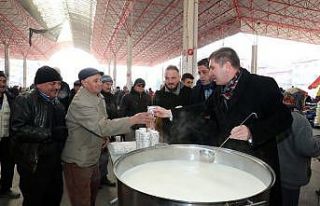 Burdur’da pazar esnafına sıcak süt