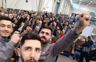 Bursa’daki otomotiv yan sanayi fabrikasında işçiler...