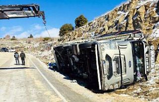 Buzlanma ve kar yağışı yüzünden devrilen kamyon...