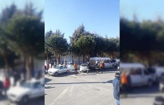 Çarpışan otomobiller park halindeki başka araca...