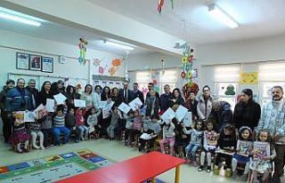 Çocuklar karnelerini komutanın elinden aldı