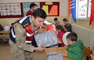 Çocuklardan karne dağıtan Mehmetçik’e asker...