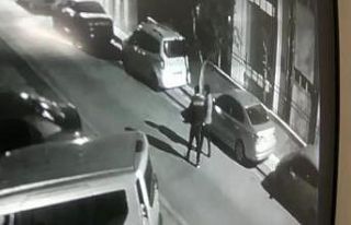 Demir misketle aracın camını kırıp çantayı...