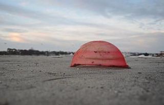 Deniz 30 metre çekildi, balıkçı tekneleri ortada...