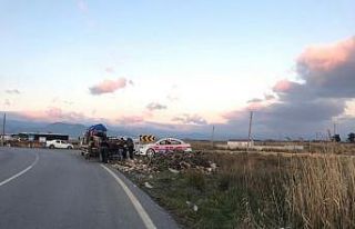 Devrilen traktörün altında kalan sürücü hayatını...