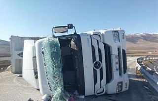 Dinar’da kontrolden çıkan tır bariyerlere çarparak...