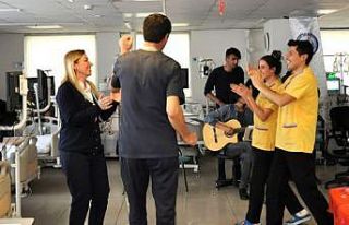 Diyaliz hastalarına müzikle moral verdiler