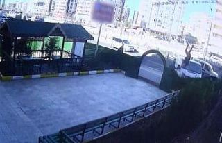 Diyarbakır’da minibüs önce yayaya çarptı, ardından...