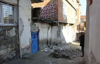 Duvar çöktü anne ve kızı altında kalarak ağır...