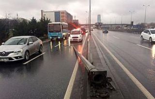 E-5’te rüzgar aydınlatma direğini devirdi