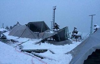 Eğirdir’de pazar yerinin çatısı kardan çöktü