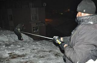 Eksi 20 derecede 50 TL için çatı temizliyorlar