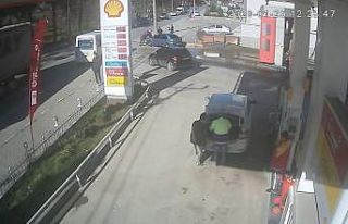 El frenini çekmedi, otomatik yıkamadaki araç kamyonla...