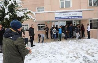 Elazığ Valisi Kaldırım, öğrencilerle kartopu...