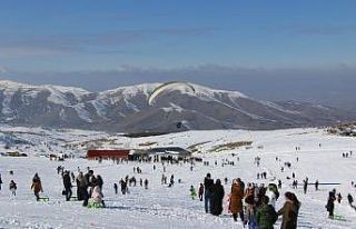 Elazığ’da kayak merkezi tatilcilerle doldu