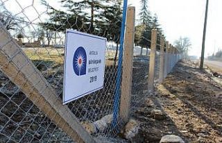 Elmalı’da mezarlıklar tel çitle çevriliyor