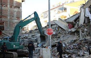 Enkaz altındaki 65 yaşındaki kadına ulaşılmaya...