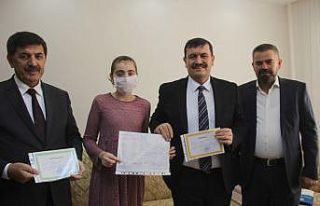Evde aldığı eğitim ile onur belgesi aldı