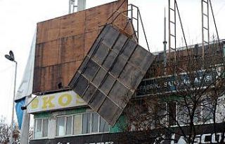 Fırtına stadının reklam panosunu uçurdu