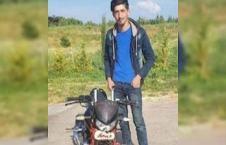 Forklift ile tıra çarpan motosikletli genç hayatını...