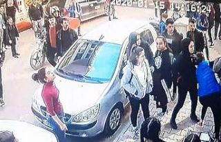 Genç kızı sokak ortasında öldüresiye dövdüler