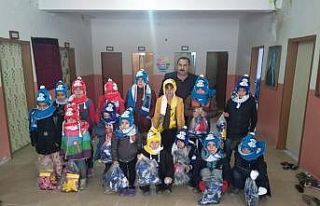 Gercüş’te çocuklara giysi yardımı