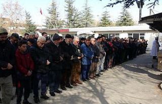 Geri manevra yapan kamyonun ezdiği kadın son yolculuğuna...