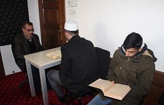 Görme engelli hafız emekli oldu, talebe yetiştirmeyi...