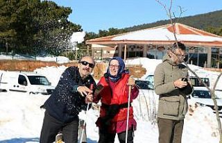 Görme engelliler kar topu oynamanın mutluluğunu...