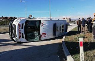 Hafif ticari araç ile ambulansla çarpıştı: 5...