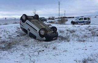 Hafif ticari araç şarampole yuvarlandı: 3 yaralalı