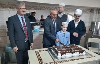 Hafızlığını tamamlayan öğrencilere pasta kesildi