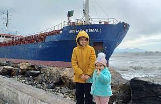 Hatay’da karaya vuran gemi vatandaşların ilgi...