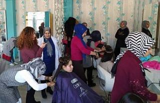 HEM kursiyerlerinden engelli kızlara saç bakım...