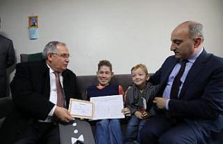 Hidrosefali hastalığı bulunan öğrenciye karnesini...