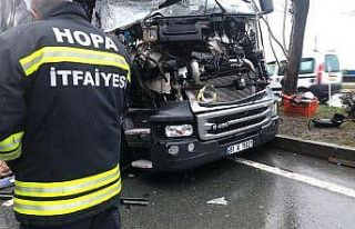 Hurdaya dönen araçtan sağ çıktılar