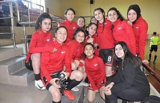 Isparta Spor Liseli sultanlar futsalda şampiyon oldu