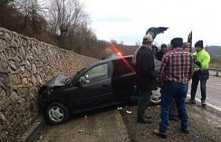 İstinat duvarına çarpan otomobildeki 4 kişi yaralandı